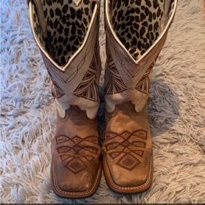 Women’s boots size 9